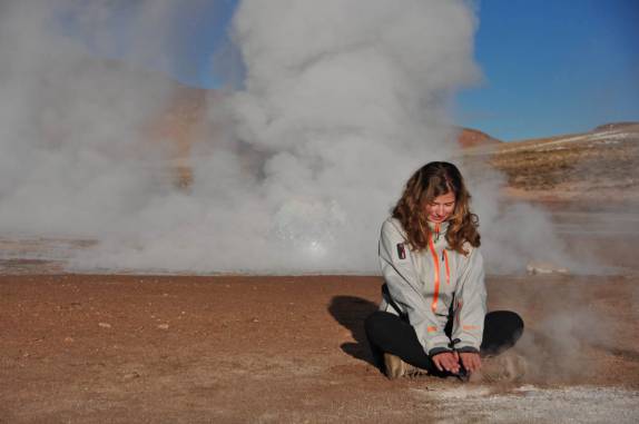 Aquecendo-se na manhã gelada nos Geisers del Tatio, na região do Atacama, no norte do Chile
